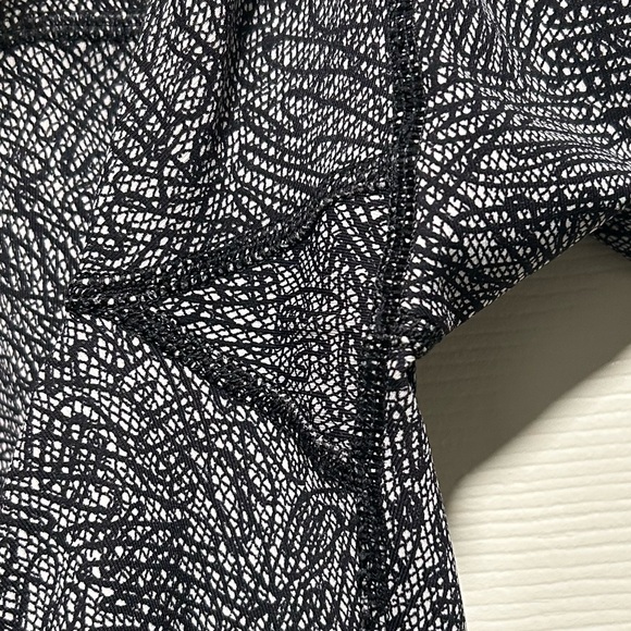 Lululemon Leggings sz 6 - Picture 5 of 6